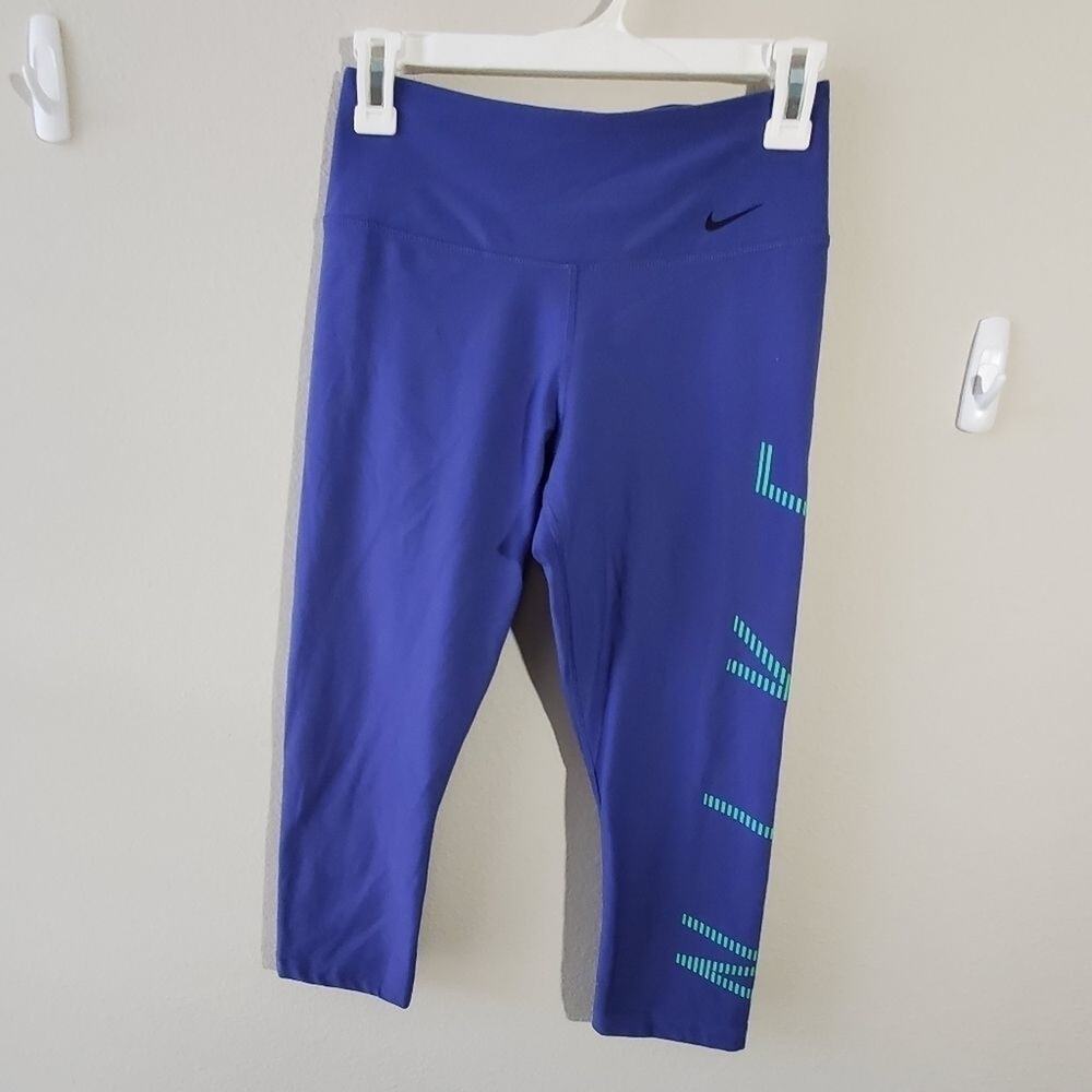 NIKE active athletic workout dri-fit‎ capri legging